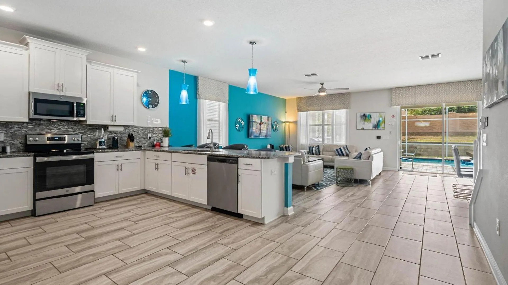 Bright 8 Bdrm Villa With Theater In Champions Gate Davenport Holiday home